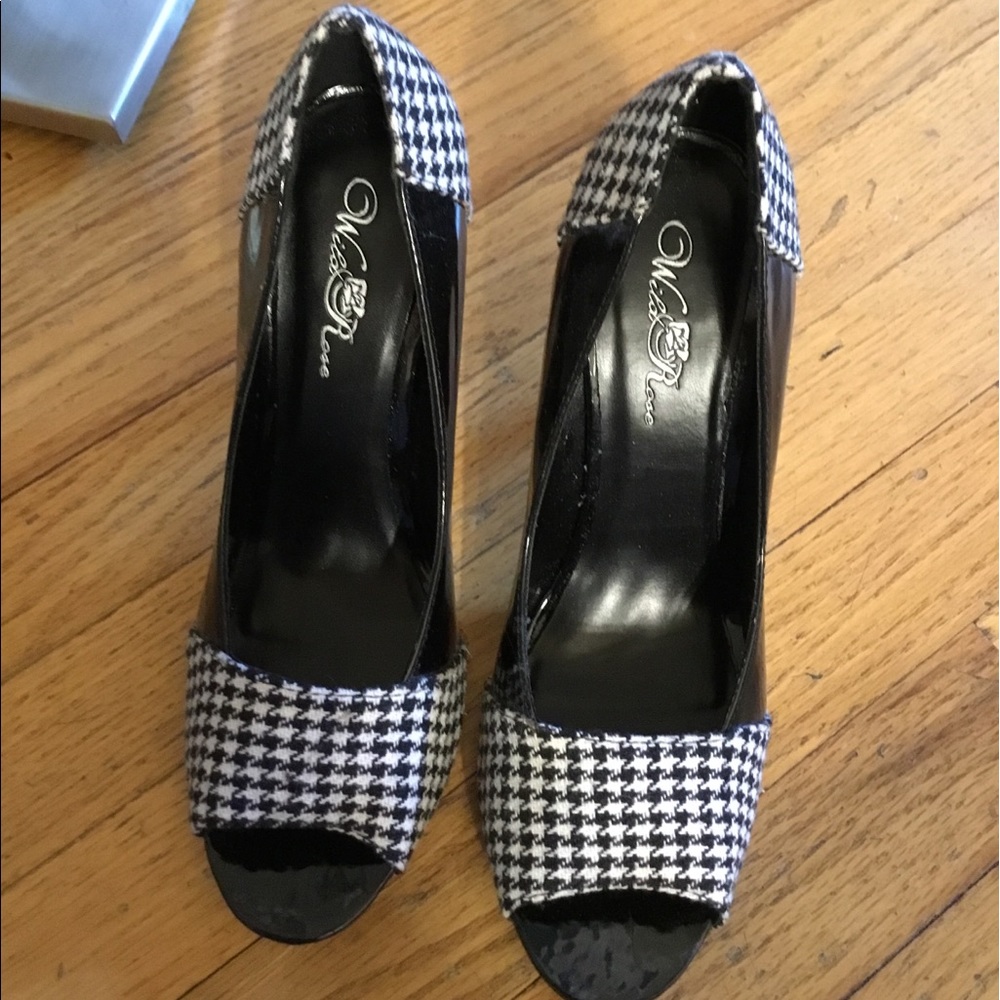 Houndstooth high heel pump